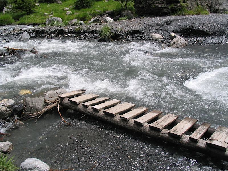 Le lendemain : ce qui reste du pont sur le Giffre. On a dû se mouiller les pieds pour traverser.
